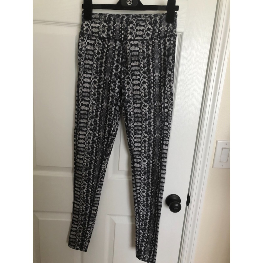 UNDER ARMOUR Snake Print Leggings Size S